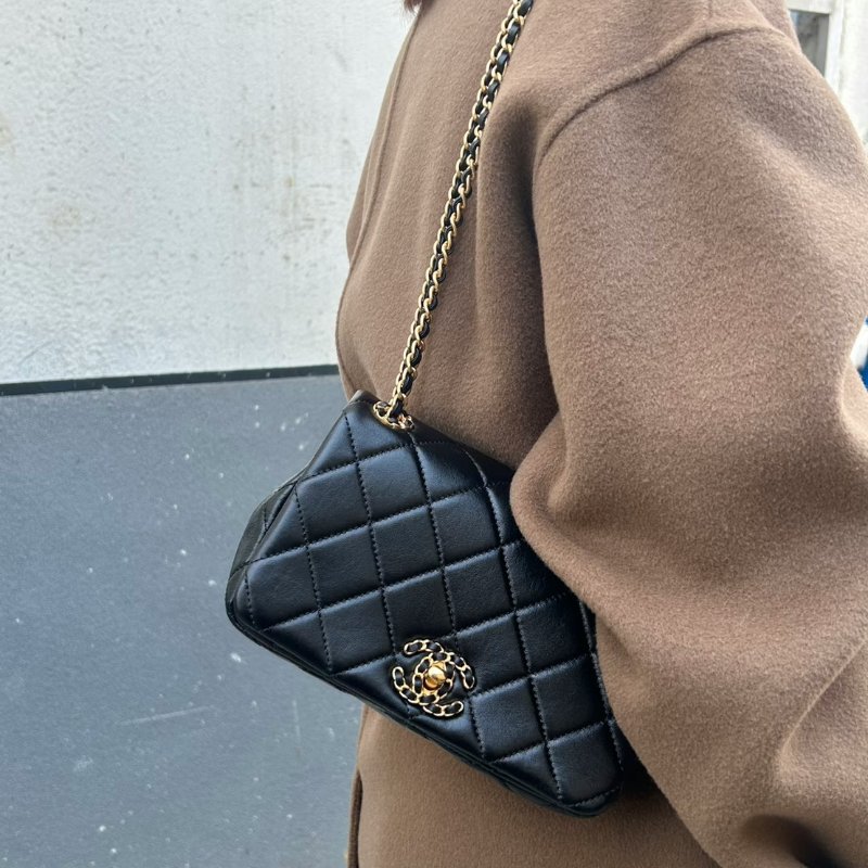 CHANEL 24P 19 菱格紋口蓋包 - 黑金-1