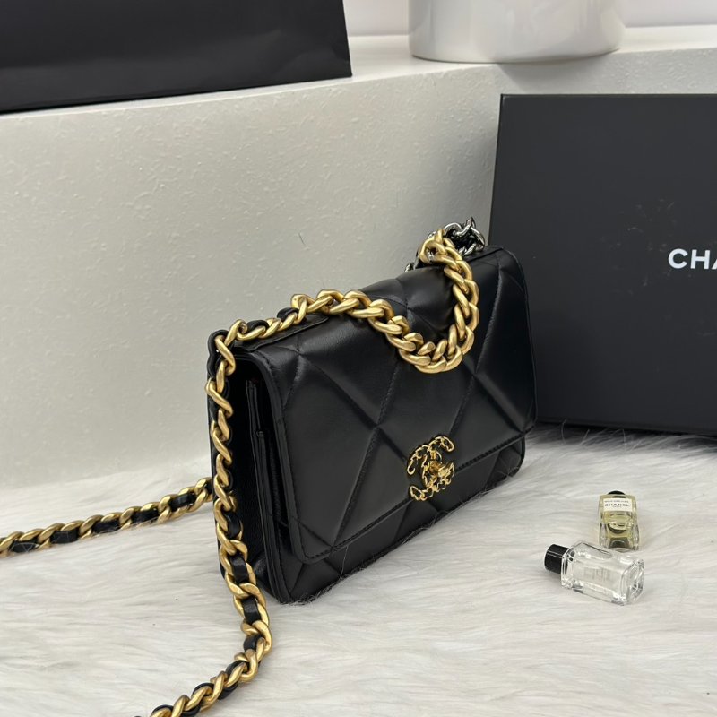 CHANEL 19 經典菱格紋雙色鍊WOC - 黑金-2