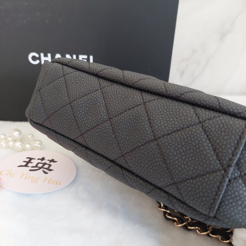 CHANEL 小牛皮及金色金屬 18B🎀現品實拍 🎀   Shoulder Bag金扣鏈帶肩背/斜背包-34