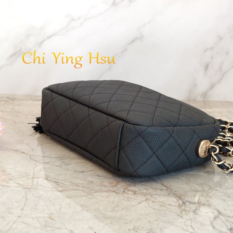 CHANEL 小牛皮及金色金屬 18B🎀現品實拍 🎀   Shoulder Bag金扣鏈帶肩背/斜背包-39