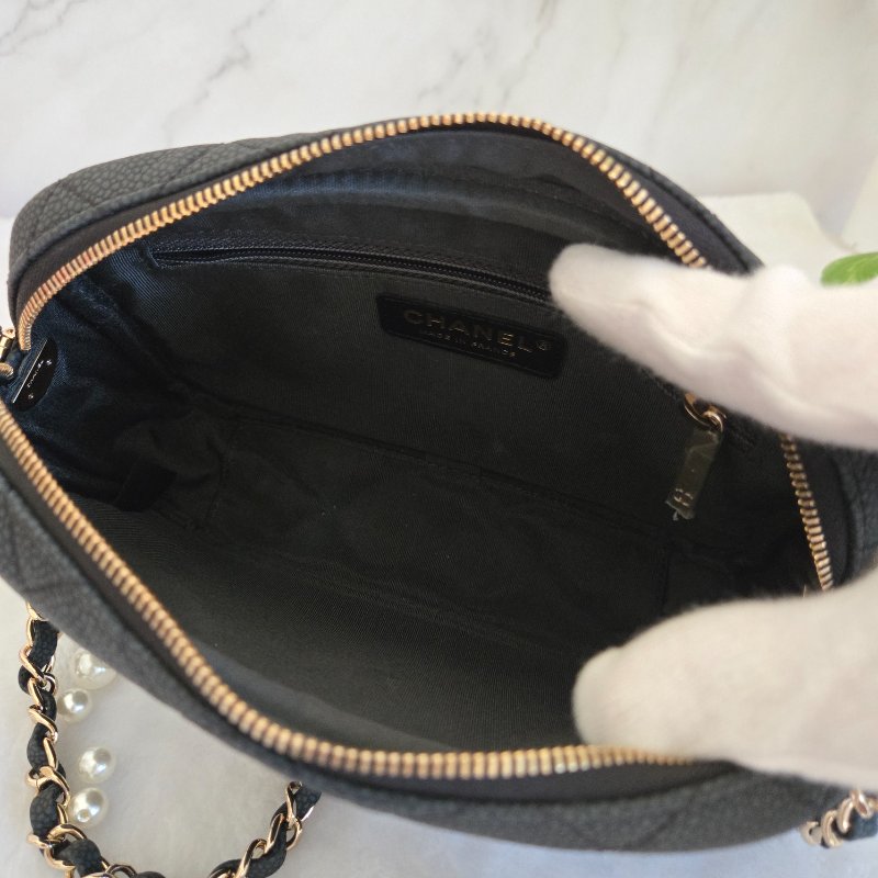 CHANEL 小牛皮及金色金屬 18B🎀現品實拍 🎀   Shoulder Bag金扣鏈帶肩背/斜背包-76