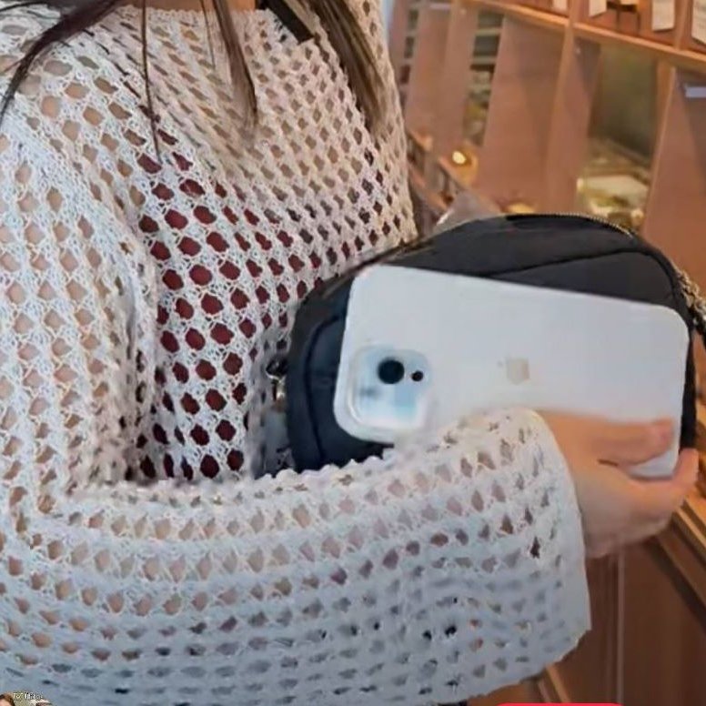 CHANEL 小牛皮及金色金屬 18B🎀現品實拍 🎀   Shoulder Bag金扣鏈帶肩背/斜背包-8