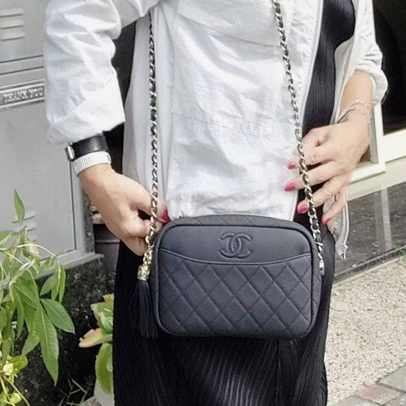 CHANEL(近新) 小牛皮及金色金屬 18B🎀現品實拍 🎀   Shoulder Bag金扣鏈帶肩背/斜背包-5
