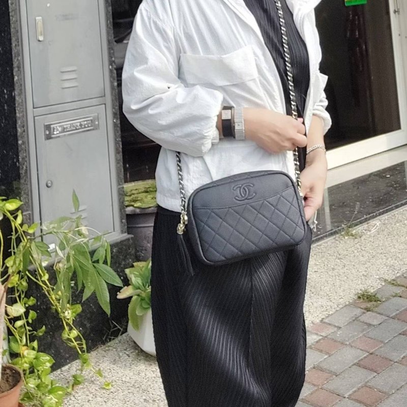 CHANEL(近新) 小牛皮及金色金屬 18B🎀現品實拍 🎀   Shoulder Bag金扣鏈帶肩背/斜背包-19