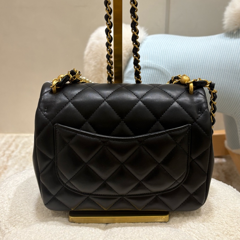 Chanel  24P 黑羊皮珍珠鏈條方胖子口蓋包  全新-10