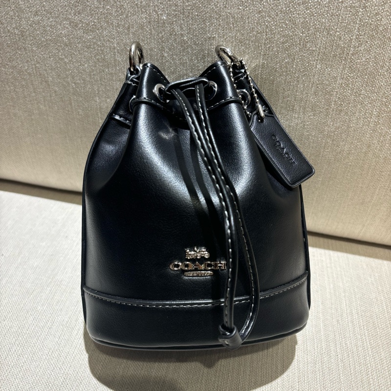 【COACH】銀色馬車標誌牛皮迷你水桶包(黑色)-0
