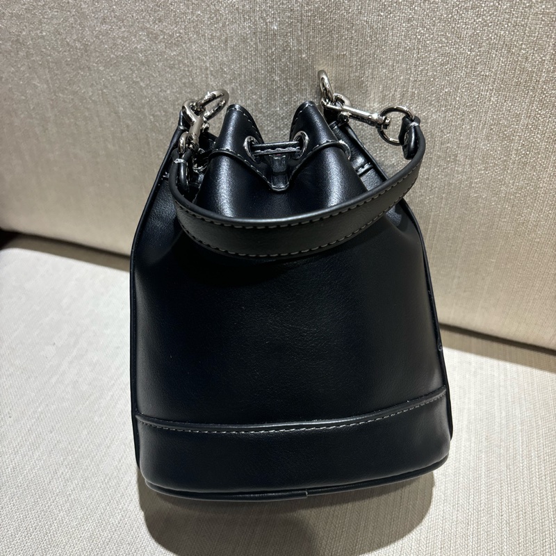 【COACH】銀色馬車標誌牛皮迷你水桶包(黑色)-1