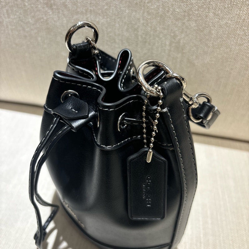 【COACH】銀色馬車標誌牛皮迷你水桶包(黑色)-2
