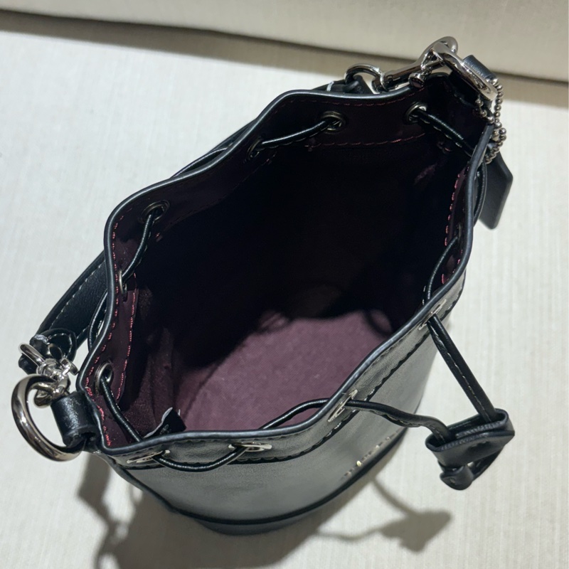 【COACH】銀色馬車標誌牛皮迷你水桶包(黑色)-5