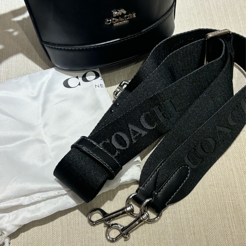 【COACH】銀色馬車標誌牛皮迷你水桶包(黑色)-6