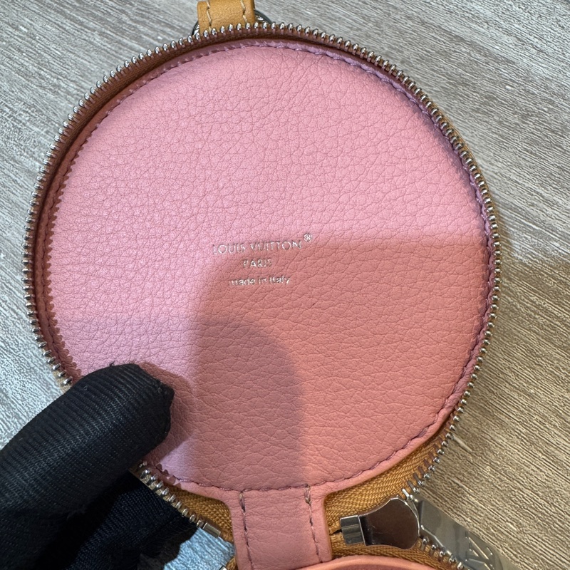 LV粉色Dount雙面設計包包吊飾 M02549-4