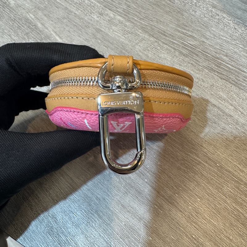 LV粉色Dount雙面設計包包吊飾 M02549-5