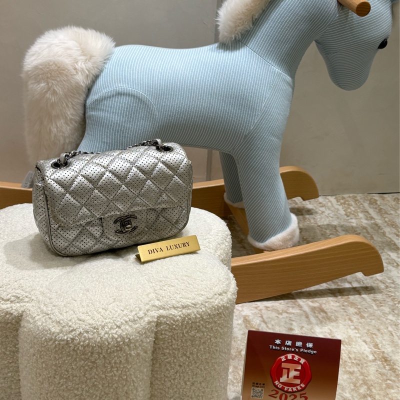 Chanel Metallic Flap Bag  Sliver 🩶17cm 方胖-0