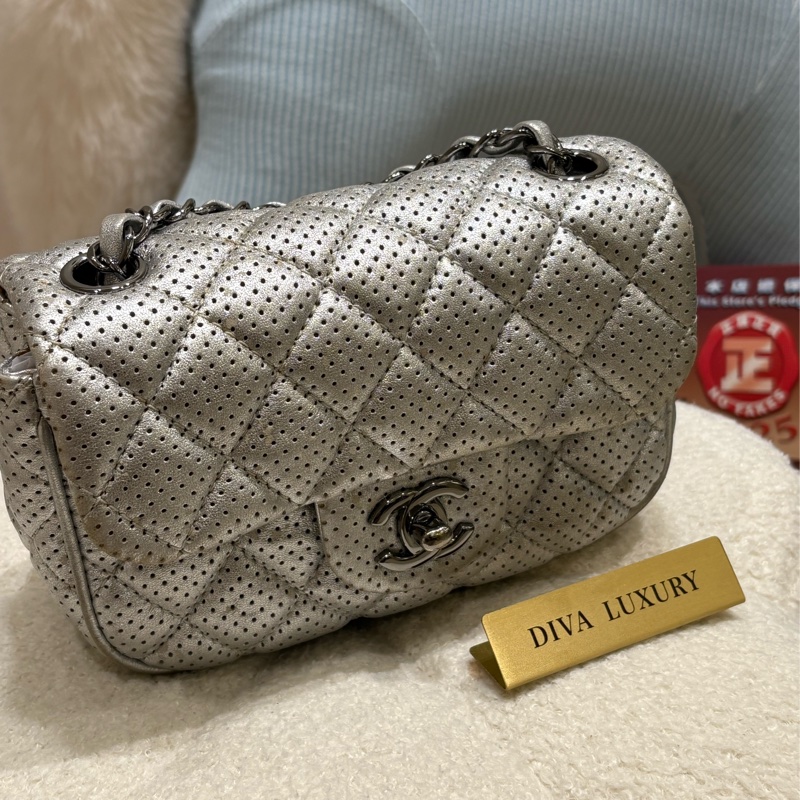 Chanel Metallic Flap Bag  Sliver 🩶17cm 方胖-1