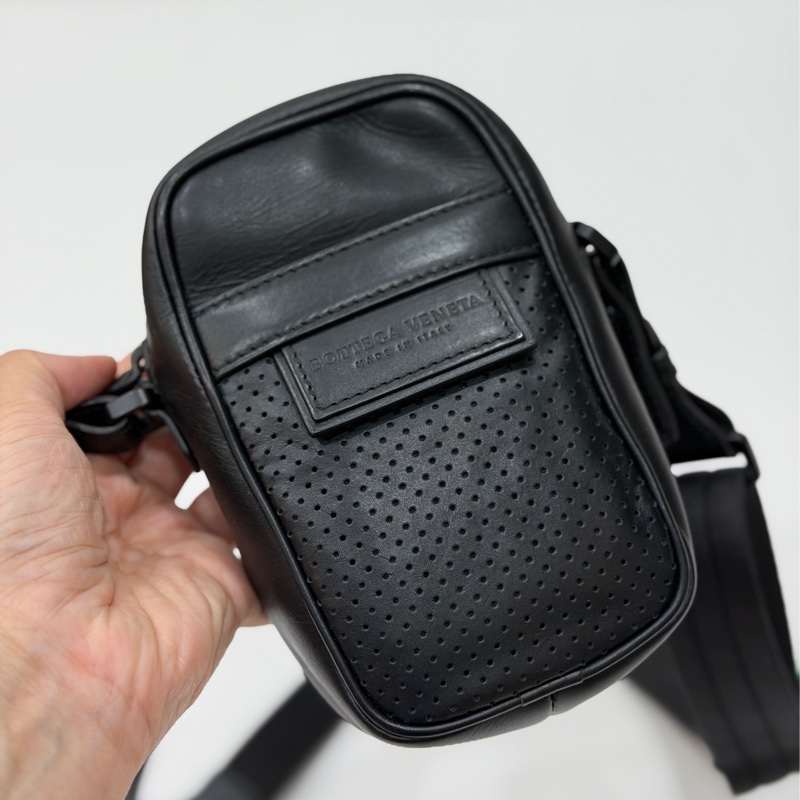 Bottega Veneta 黑色 手機袋 手機包 相機包 斜背包 肩背包 側背包 小廢包 腰包 胸包 胸口包-5