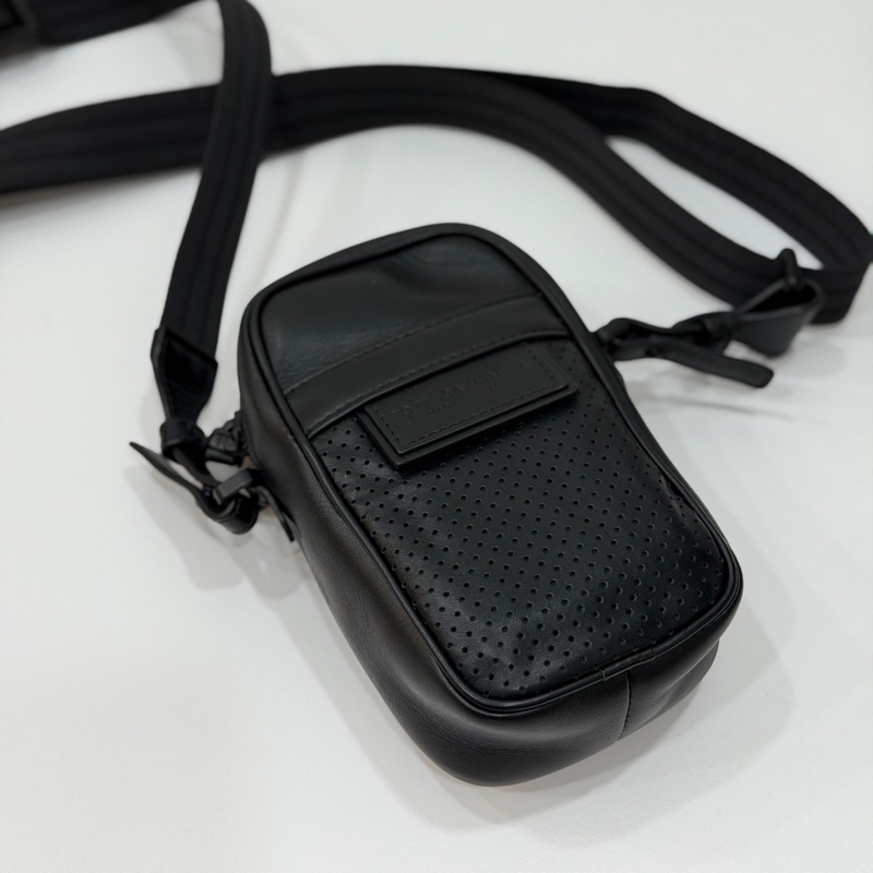 Bottega Veneta 黑色 手機袋 手機包 相機包 斜背包 肩背包 側背包 小廢包 腰包 胸包 胸口包-10