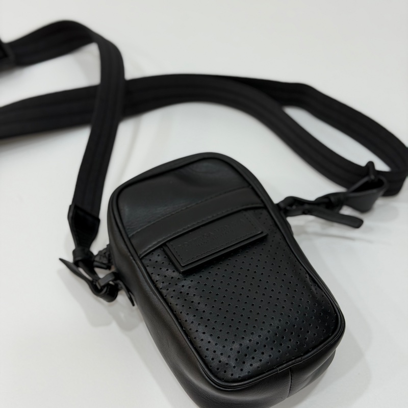 Bottega Veneta 黑色 手機袋 手機包 相機包 斜背包 肩背包 側背包 小廢包 腰包 胸包 胸口包-11