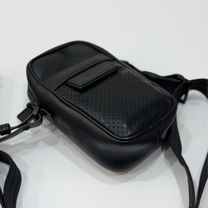Bottega Veneta 黑色 手機袋 手機包 相機包 斜背包 肩背包 側背包 小廢包 腰包 胸包 胸口包-12