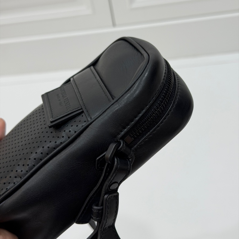 Bottega Veneta 黑色 手機袋 手機包 相機包 斜背包 肩背包 側背包 小廢包 腰包 胸包 胸口包-15