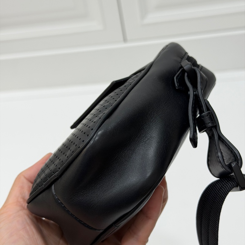 Bottega Veneta 黑色 手機袋 手機包 相機包 斜背包 肩背包 側背包 小廢包 腰包 胸包 胸口包-16