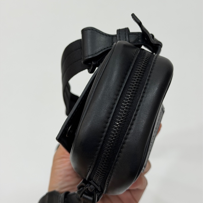 Bottega Veneta 黑色 手機袋 手機包 相機包 斜背包 肩背包 側背包 小廢包 腰包 胸包 胸口包-17