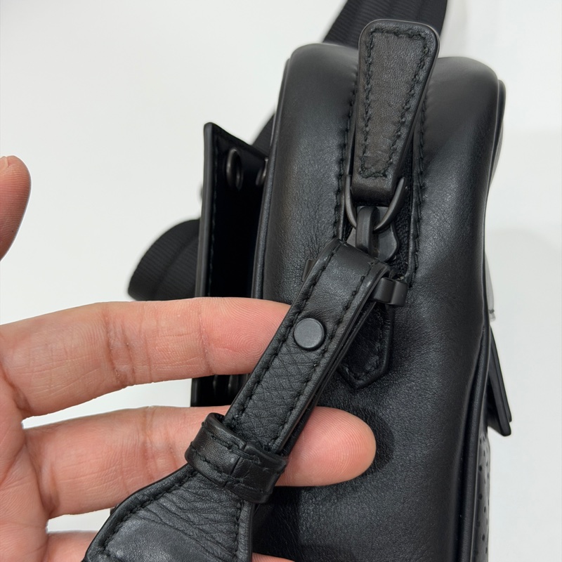 Bottega Veneta 黑色 手機袋 手機包 相機包 斜背包 肩背包 側背包 小廢包 腰包 胸包 胸口包-19