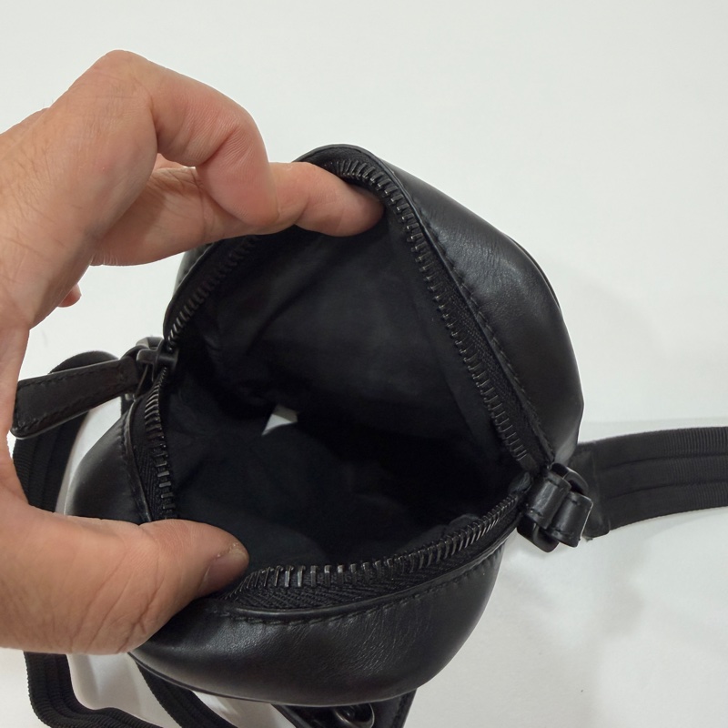 Bottega Veneta 黑色 手機袋 手機包 相機包 斜背包 肩背包 側背包 小廢包 腰包 胸包 胸口包-22