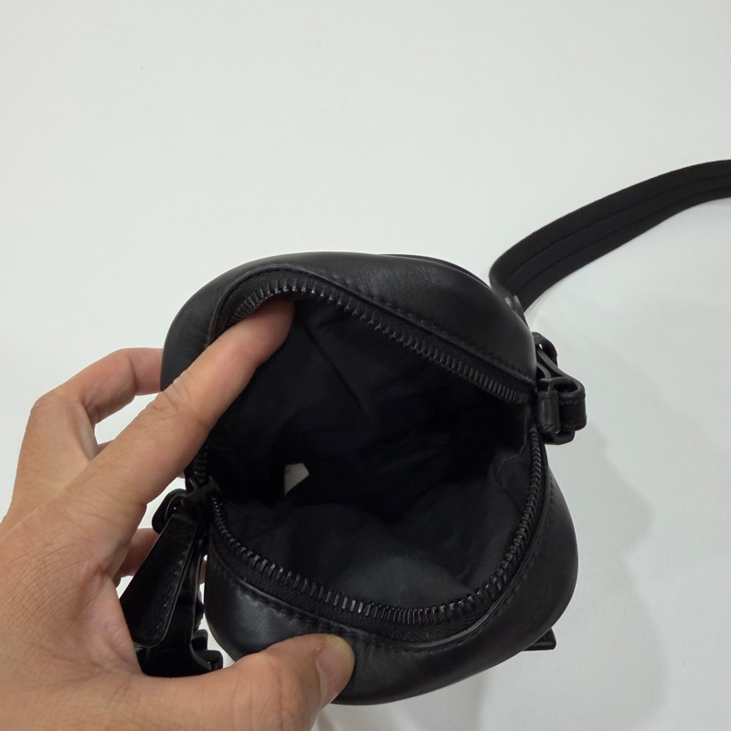 Bottega Veneta 黑色 手機袋 手機包 相機包 斜背包 肩背包 側背包 小廢包 腰包 胸包 胸口包-23