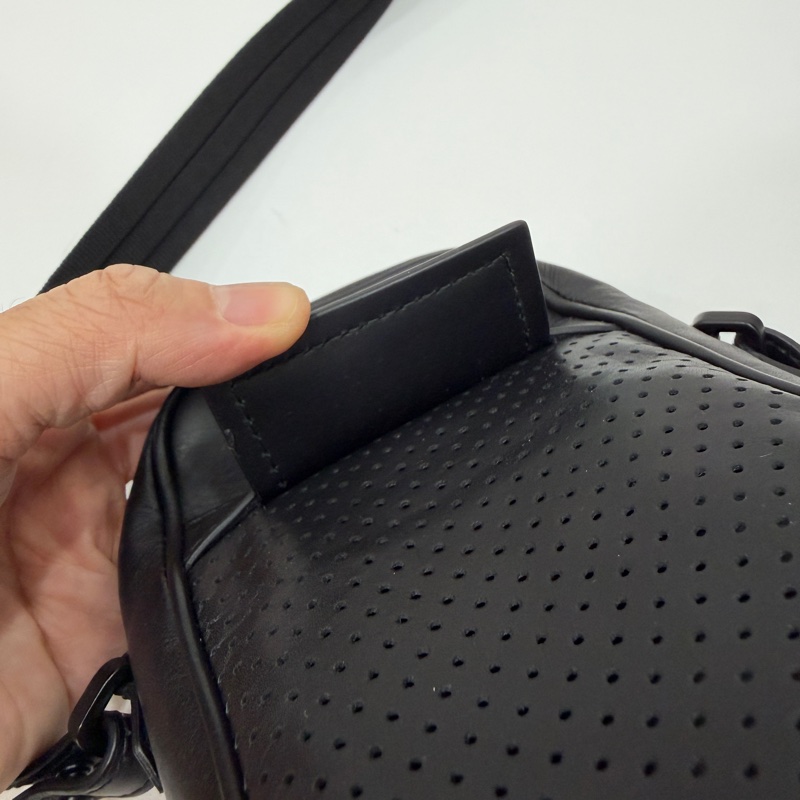 Bottega Veneta 黑色 手機袋 手機包 相機包 斜背包 肩背包 側背包 小廢包 腰包 胸包 胸口包-24