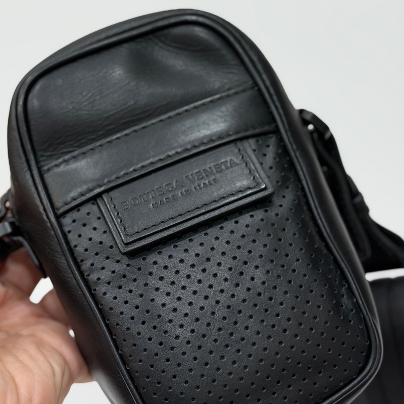 Bottega Veneta 黑色 手機袋 手機包 相機包 斜背包 肩背包 側背包 小廢包 腰包 胸包 胸口包-25