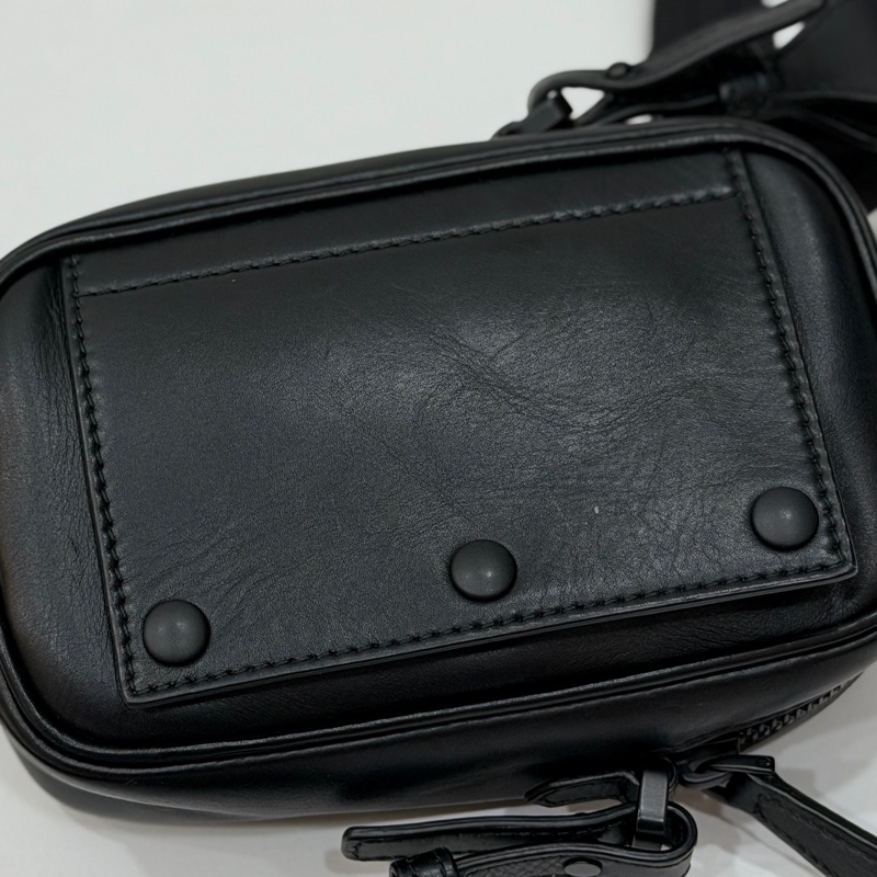 Bottega Veneta 黑色 手機袋 手機包 相機包 斜背包 肩背包 側背包 小廢包 腰包 胸包 胸口包-27