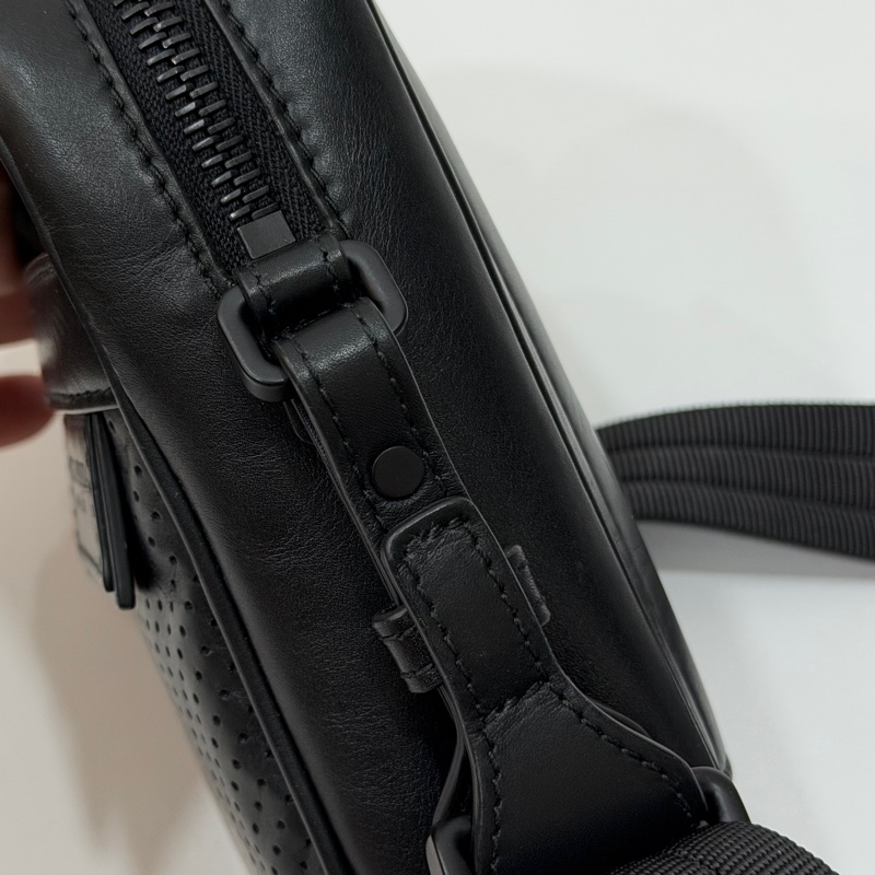 Bottega Veneta 黑色 手機袋 手機包 相機包 斜背包 肩背包 側背包 小廢包 腰包 胸包 胸口包-30