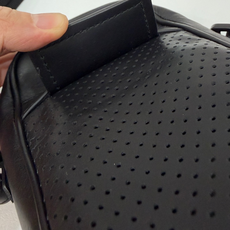 Bottega Veneta 黑色 手機袋 手機包 相機包 斜背包 肩背包 側背包 小廢包 腰包 胸包 胸口包-31