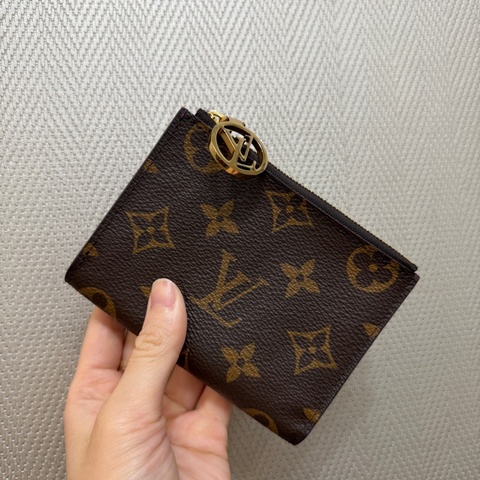 LV 原花金釦內桃紅Lisa短夾