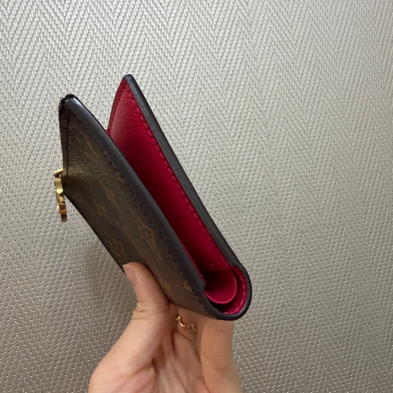 LV 原花金釦內桃紅Lisa短夾-1