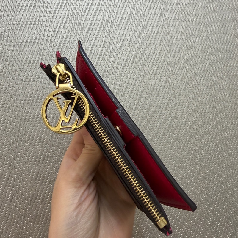 LV 原花金釦內桃紅Lisa短夾-2