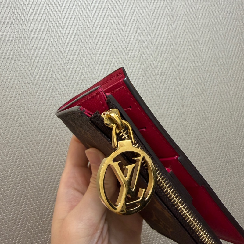 LV 原花金釦內桃紅Lisa短夾-3