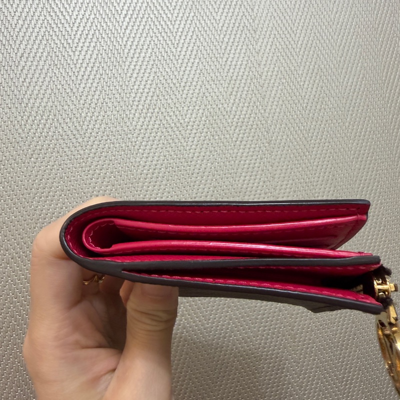 LV 原花金釦內桃紅Lisa短夾-4