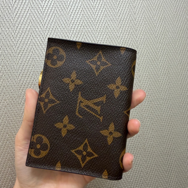 LV 原花金釦內桃紅Lisa短夾-5