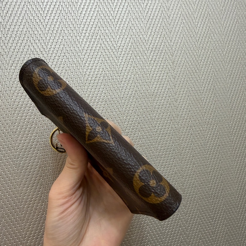 LV 原花金釦內桃紅Lisa短夾-6