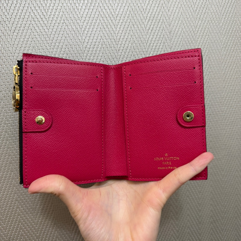 LV 原花金釦內桃紅Lisa短夾-7