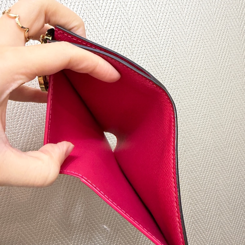 LV 原花金釦內桃紅Lisa短夾-8