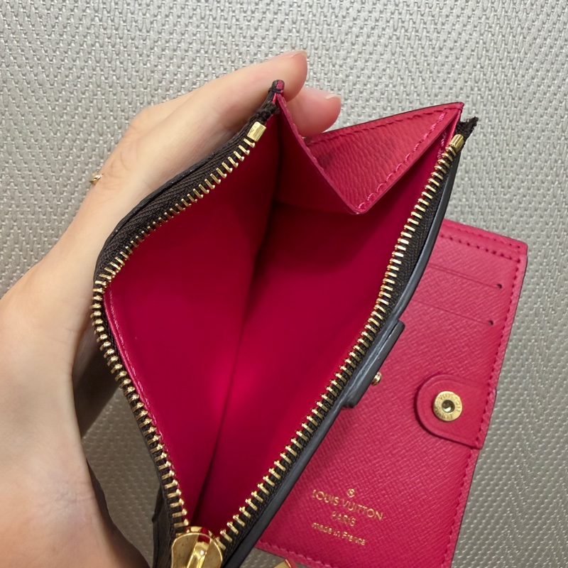 LV 原花金釦內桃紅Lisa短夾-9