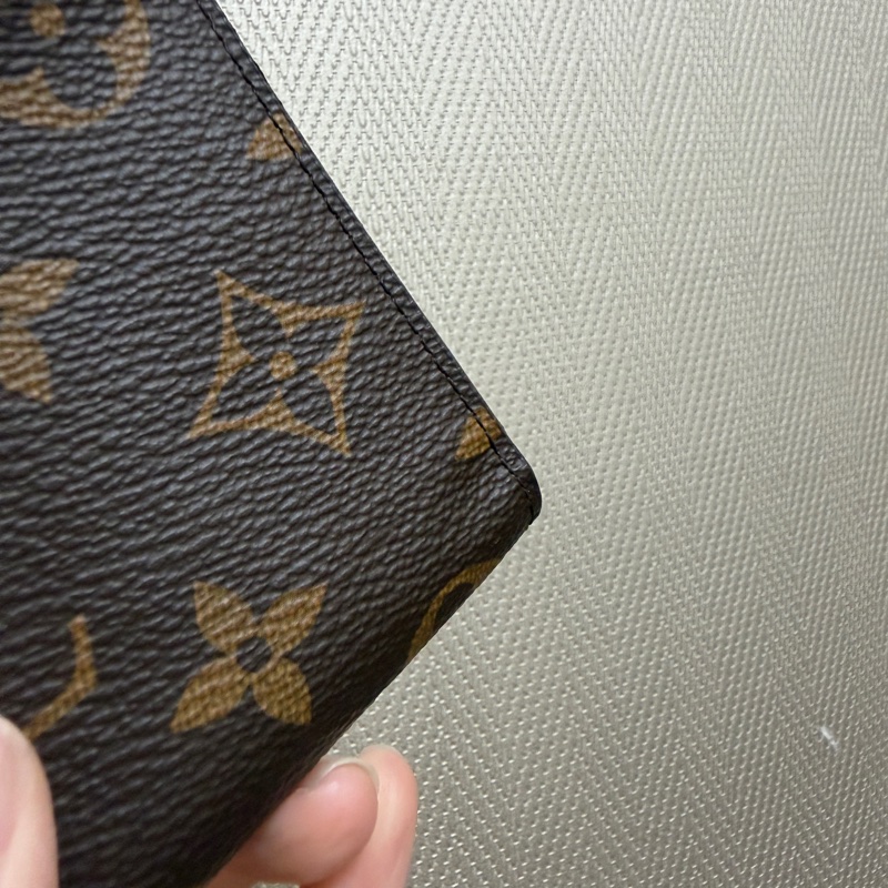 LV 原花金釦內桃紅Lisa短夾-10