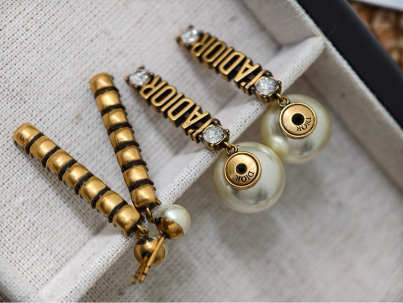 Dior 字母珍珠耳釘-3