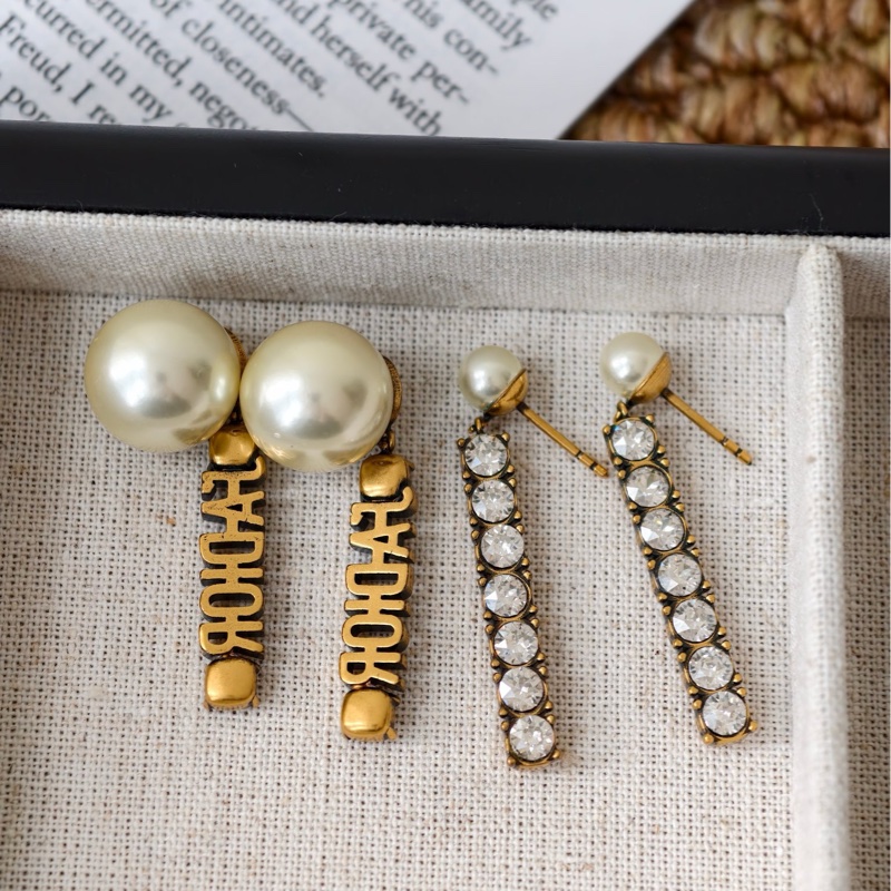 Dior 字母珍珠耳釘-4