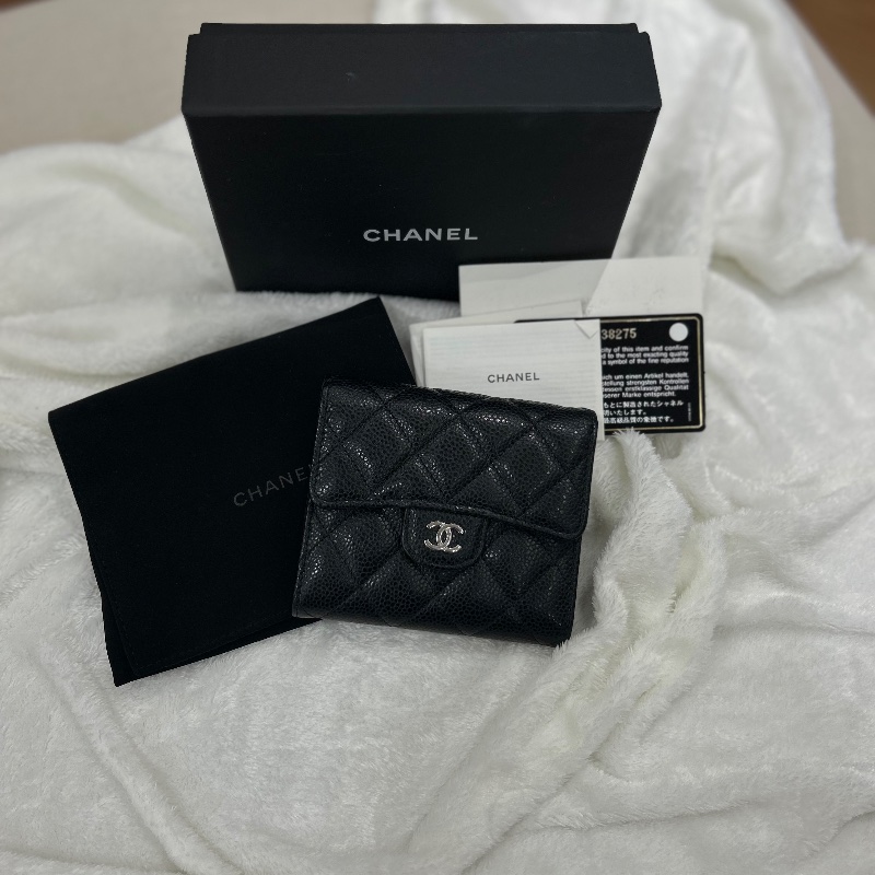 Chanel 黑色荔枝紋皮 CF 銀色 LOGO 三折短夾-0