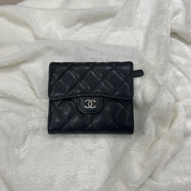 Chanel 黑色荔枝紋皮 CF 銀色 LOGO 三折短夾-5