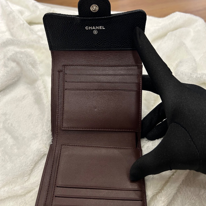 Chanel 黑色荔枝紋皮 CF 銀色 LOGO 三折短夾-17