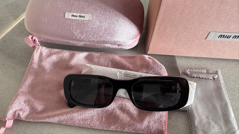 近全新Miumiu 基本款經典爆款黑金logo黑框小臉太陽眼鏡 墨鏡-1